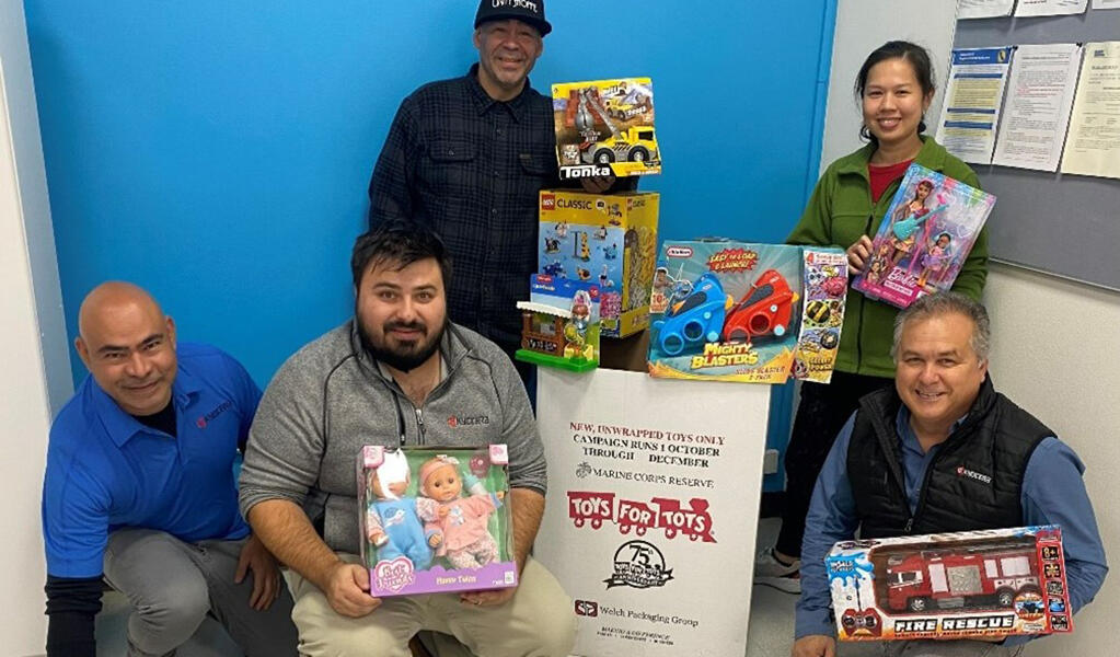 Photo：Donating toys at a community police station