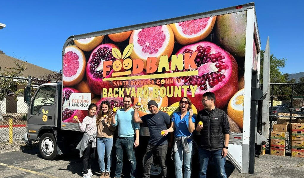 Photo：Line up in front of the food bank truck